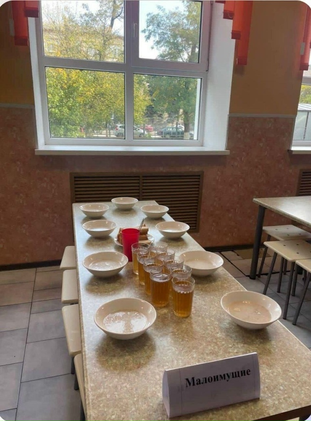 В школьной столовой Азова (Ростовская область) столы д?...