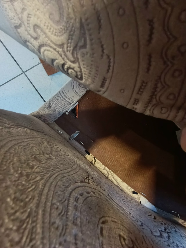 Что находится под сиденьями в шаурме около центр бурге...