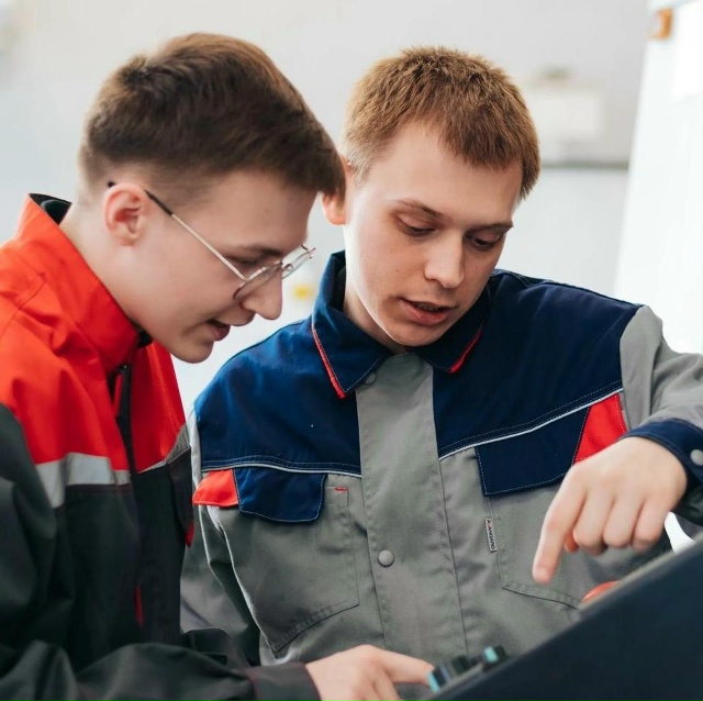 Инженеров хотят обязать проходить обязательную трёхл?...