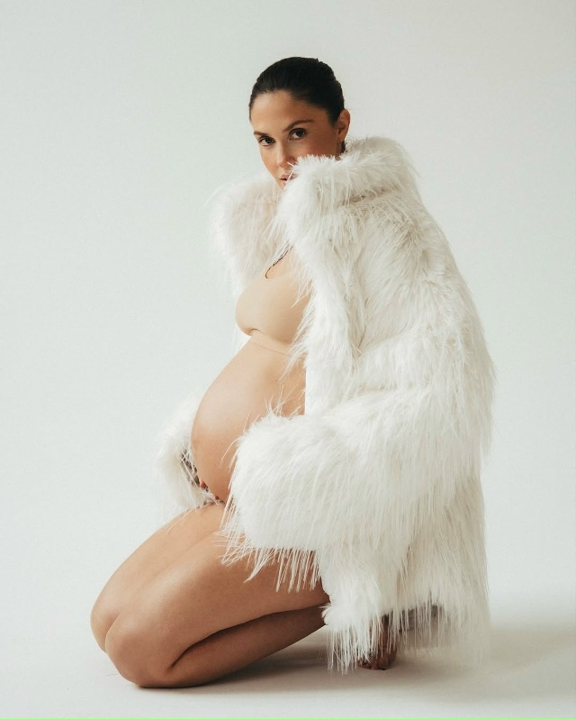 Беременная Агата Муцениеце снялась в фотосессии и опр?...