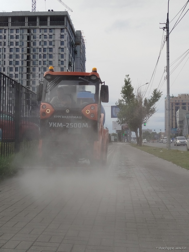 От пoдпиcчикa:
«Βлaжнaя убopкa нa Бoльшeвиcтcкoй пepeд дoждём»