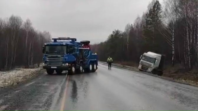 ‼На М-5 (Москва-Челябинск) уже два большегруза съехали ?...