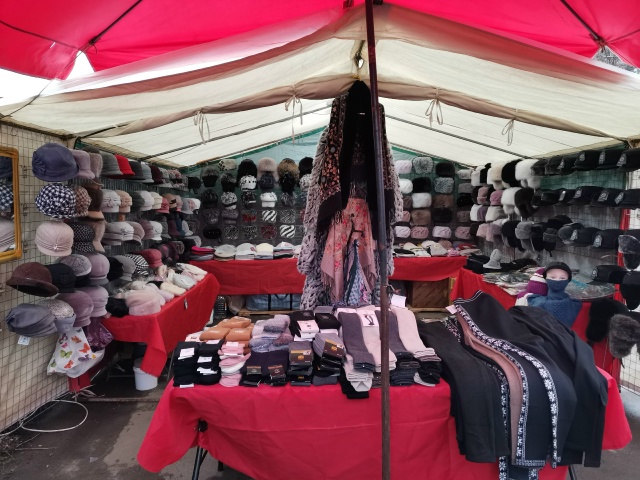 На против центрального входа Октябряского рынка будет...