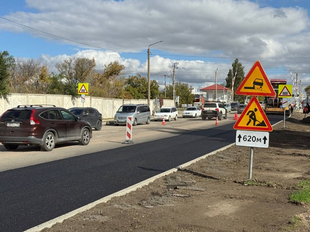 Сегодня приступили к укладке выравнивающего слоя доро...