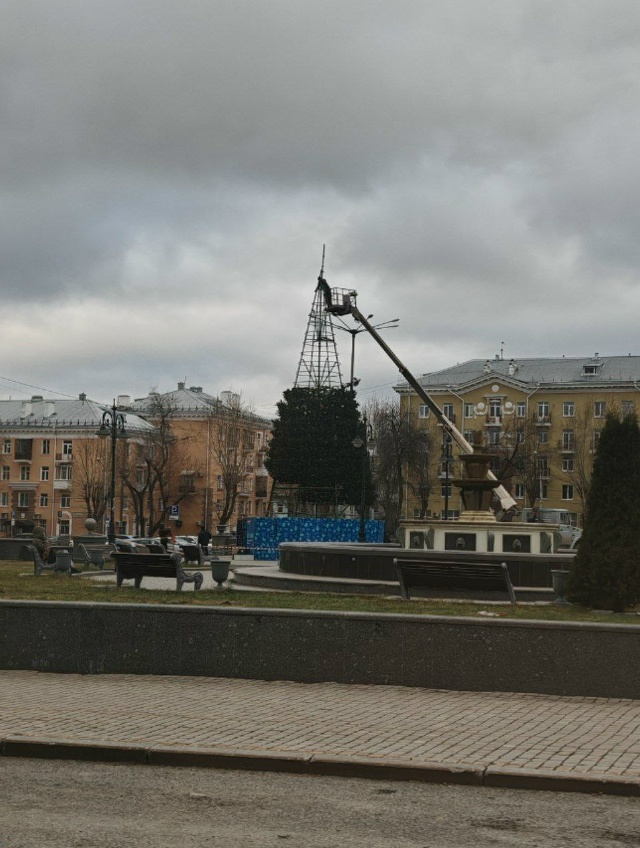 У ДК Солдатова появляется ёлочка
Фото Roman_159