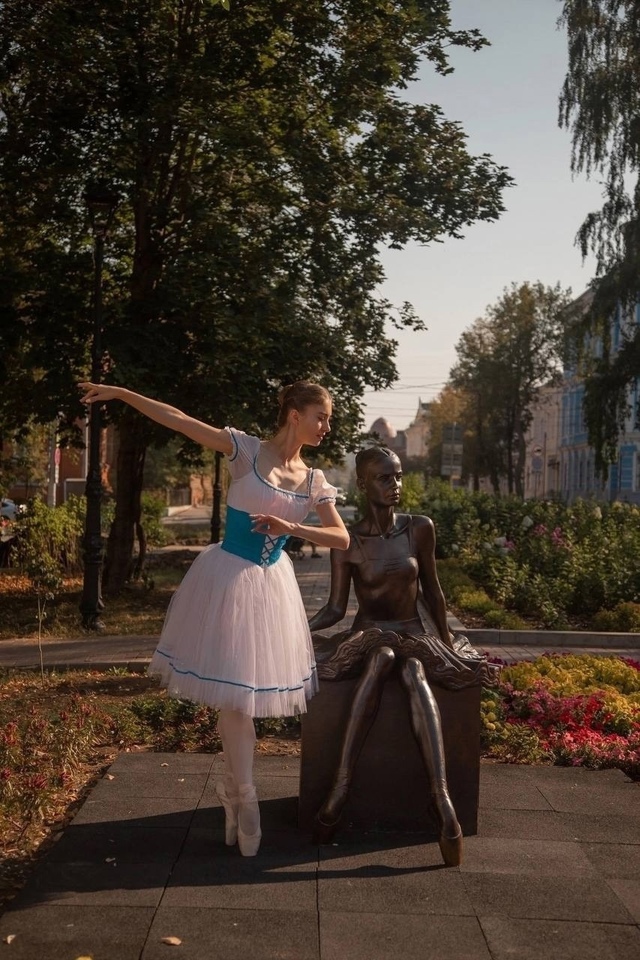 Балерина Александра и eё тaнец на yлицах любимого гoрода...