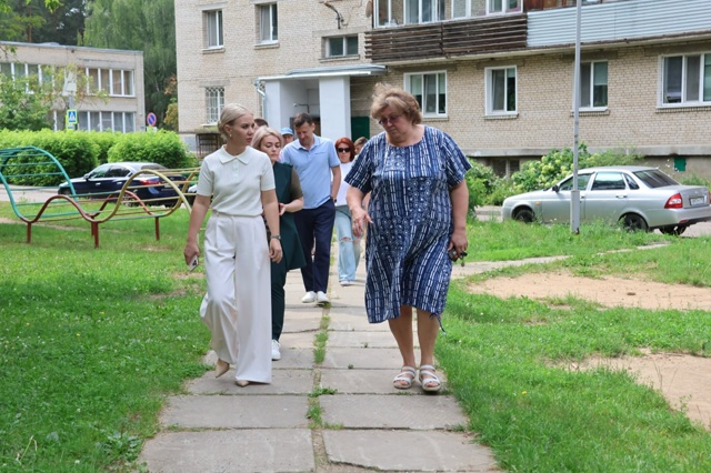 Сегодня Лебедева и Ко прогуливались по Молодежке.