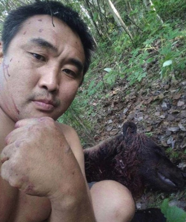 На фото Иван Кириллин, якут, 37 лет. Пошел в лес голубику ...