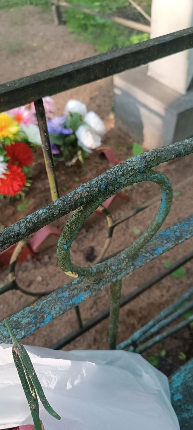Необходимо покрасить оградку, скамейку и стол на кладб...