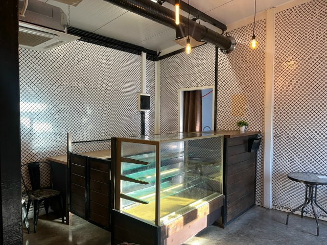 На трассе около магазина байрам сдается в аренду помещ...