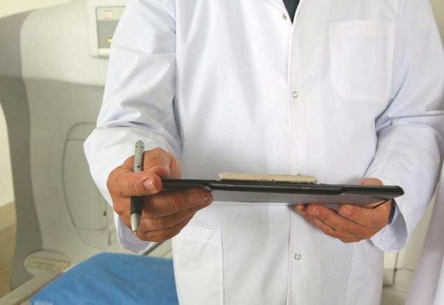 Обладатели полиса ОМС могут менять медицинскую органи...