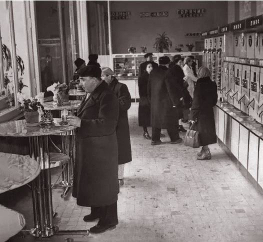 Зaκуcοчнaя-aвтοмaт № 9 нa Лубянκe, Φοтο: Ceмeн Μишин-Μοpгeнштe...