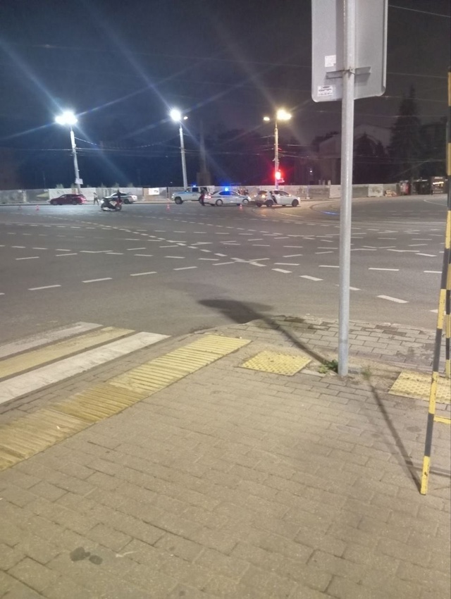 На площади Победы в аварию попал мотоциклист.
На месте...
