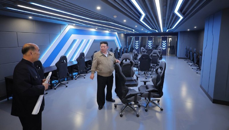 В Северной Корее открыли первый компьютерный клуб. Зал рассчитан на 300 мест, но интернет там только
