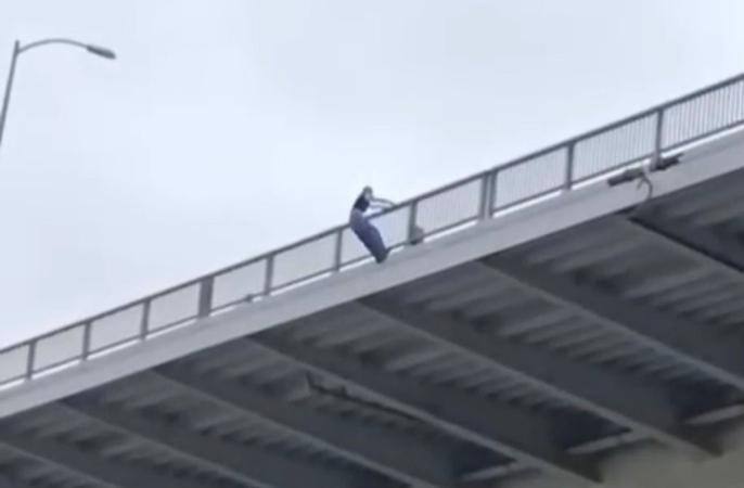 Популярная турецкая тиктокерша сбросилась с моста по неизвестной причине.
21-летняя Кюбра Караасла