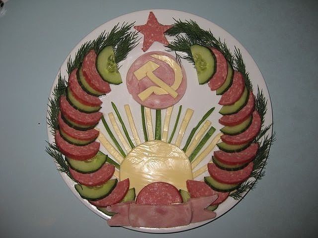 Муж нарезку оформил на праздничный стол))