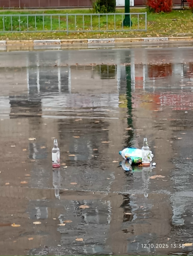 Молодежь устраивающие тусовки по ночам на площади Чка?...