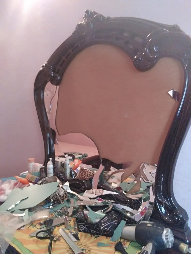 Пьянчужки на посиделке вколотили всю квартиру