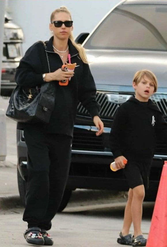 44-летняя Анна Курникова, которая ждёт четвёртого ребён...