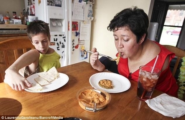 35 летняя Линда Бэннон и 9-летний Тимми родились с синдр?...