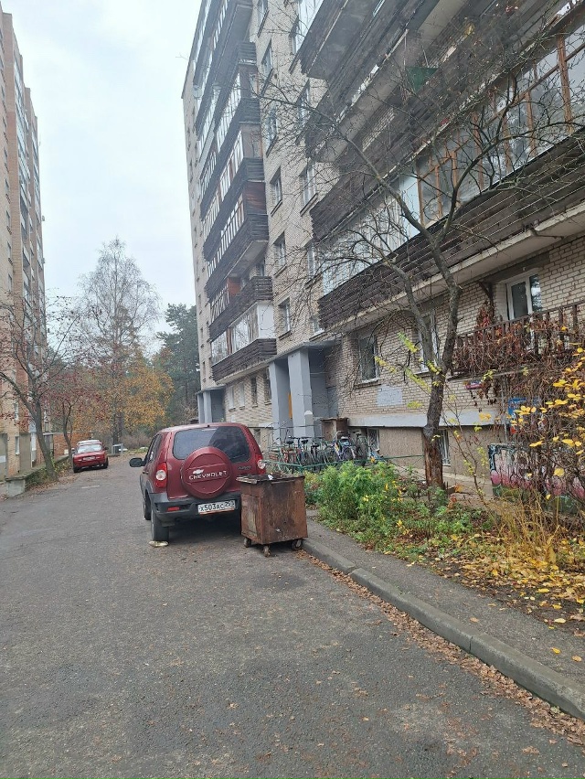 Как стояли грязные дырявые мусорные баки у домов, прям?...