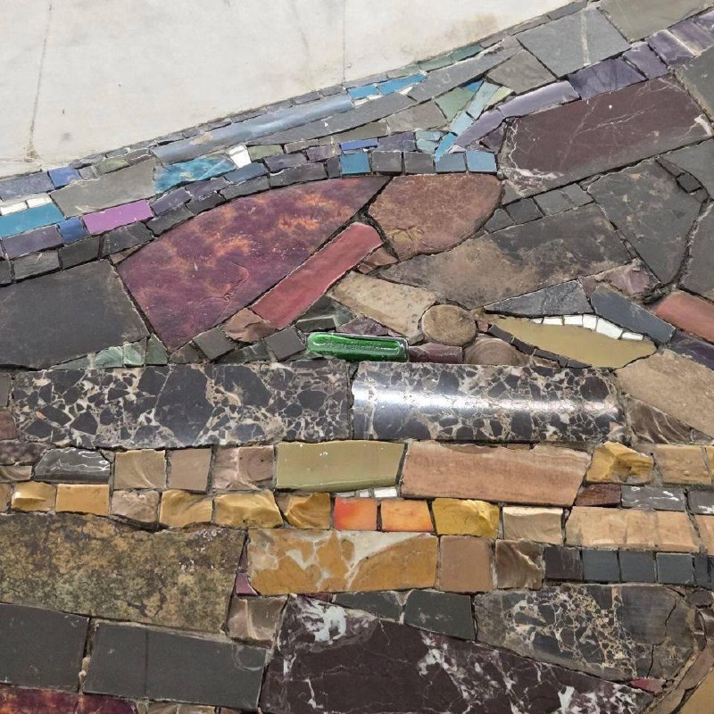 Бутылка Егермейстера внезапно оказалась вмурована в мозаику московского метро.
Необычную пасхалку