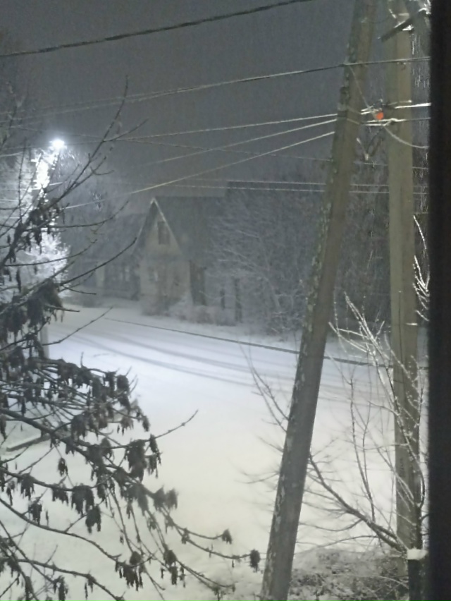 Боже упаси...
Выпал снег, смотрю на улицу, фоткаю, положи...