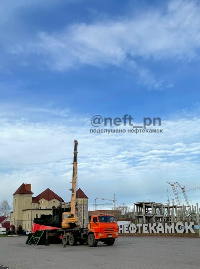 Ура! 😀 В парке началась сборка новогодней елки! 🌲