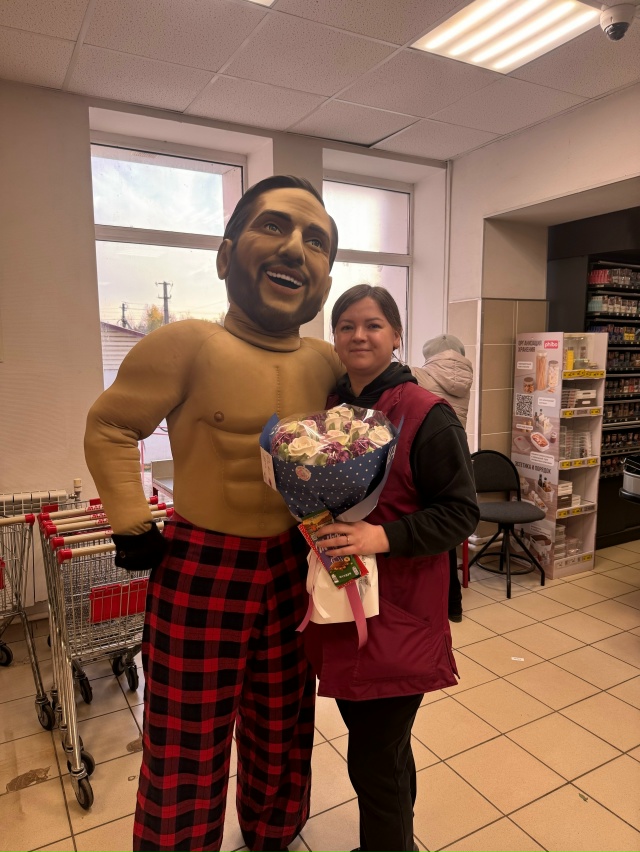 Тебя, Ленуся, дорогая,
Я с днем рождения поздравляю!
Жел...