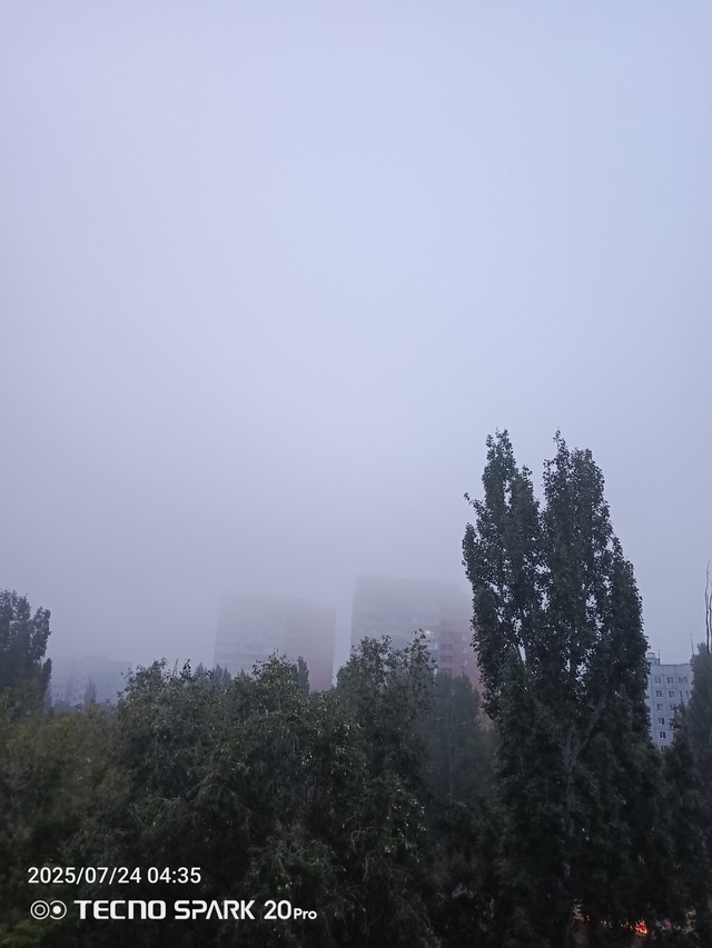 Утром такой туман, что даже дома не видно, ракурс тот же...