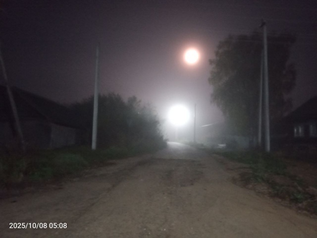 Ночная Асташиха.
Ночь. Туман. Фонарь. Деревня.
Одинока?...