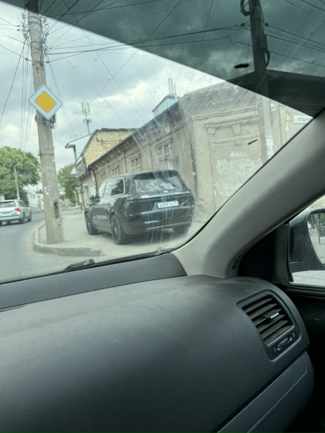 Почему ты так паркуешься? Как ты получил свои права, ес?...