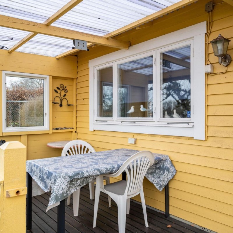 Уютный домик в Швеции продаётся по цене машиноместа — всего за 1,5 миллиона рублей.
Он расположен