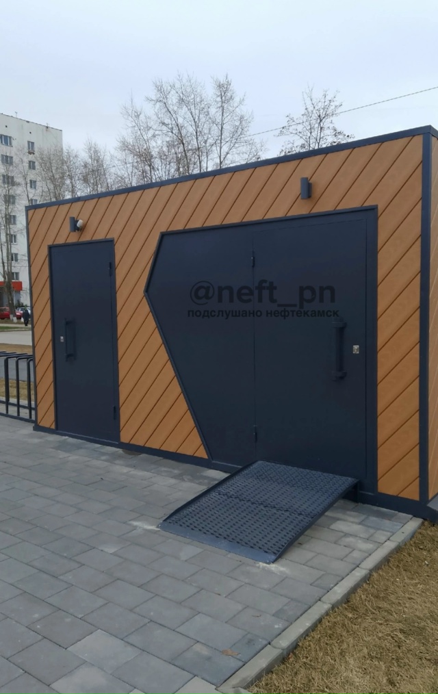 Новый туалет на аллее для отчёта поставили или что? Поч...