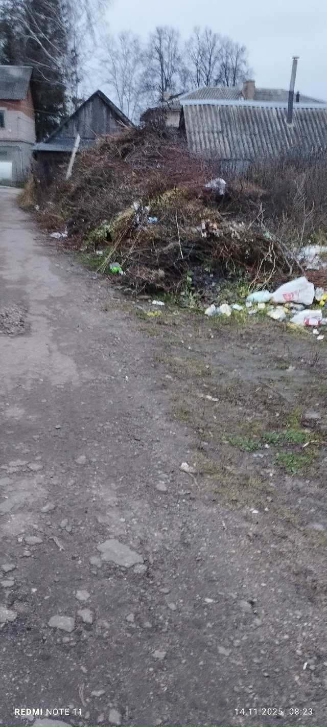 ул.Коммунистическая во всей красе, неужели за это никт?...