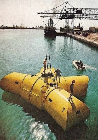 Жак-Ив Кусто и его команда в подводном доме «Морская зв...