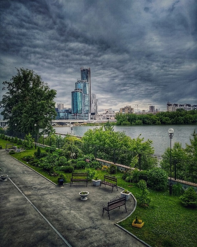 Хмyрый город на cнимках Димы Мaтюхина