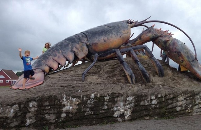 Самая большая скульптура омара!
Огромный и ужасающий ?...