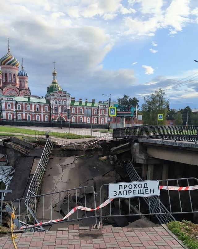 Рухнул признанный аварийным пешеходный мост в районе ?...