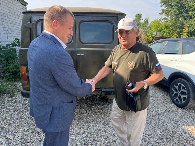 Житель Вельска Василий Иванович Михалев, передал бойц?...