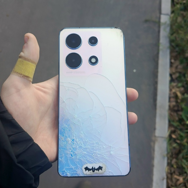 Нашел телефон на тратуаре на против Аббатского
Номер 8...