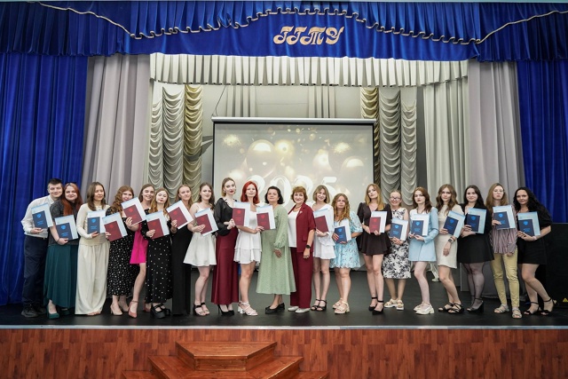 Вручены дипломы выпускникам социально-педагогическог...
