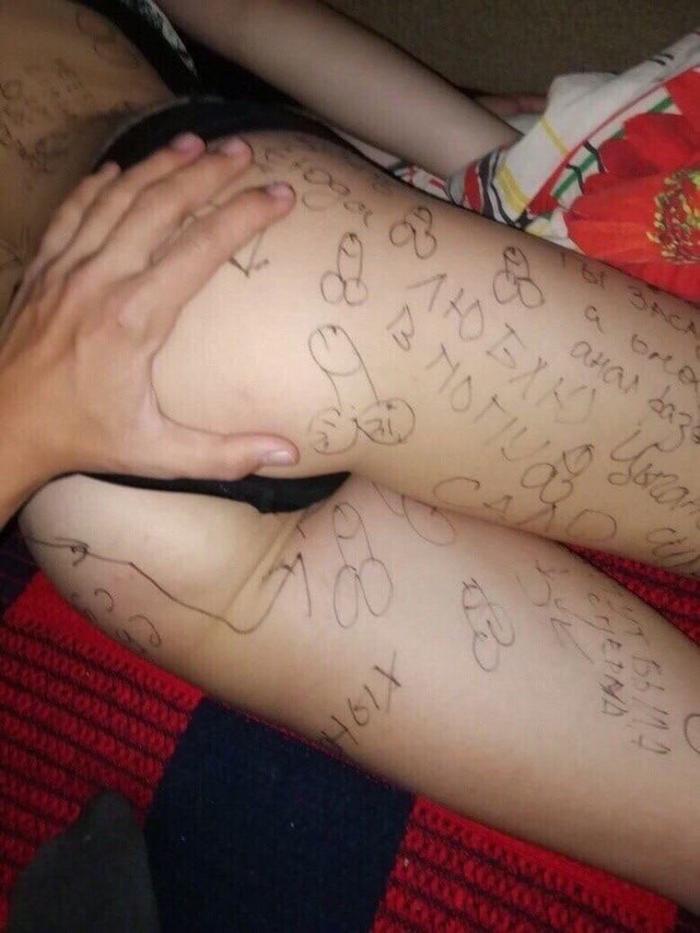 Заснувши, деваха оказалась расписной стеной
Жаль ее(