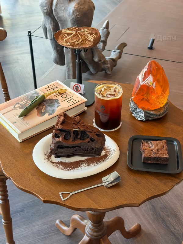 В Южной Корее открыли кафешку Rexpresso Museum, где выставили настоящие кости тираннозавра
А их гла