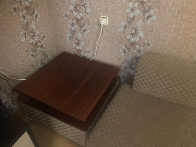 Отдам бесплатно. Диван и столик. Все на колесиках, пуфи?...