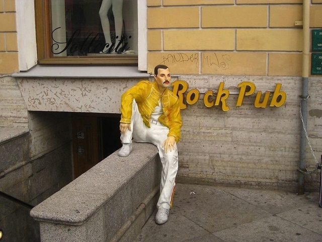 Рок - звезда на Невском🤘🏻
В Санкт-Петербурге открыт ?...