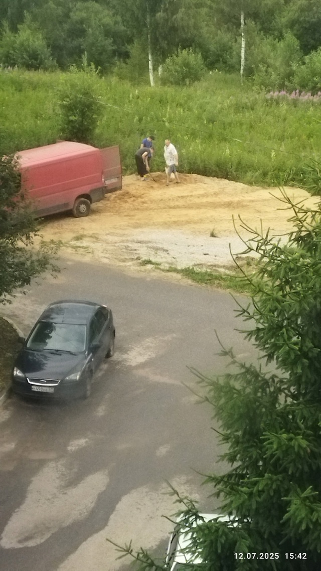 На МЖК воруют песок, предназначенный для детской площа...
