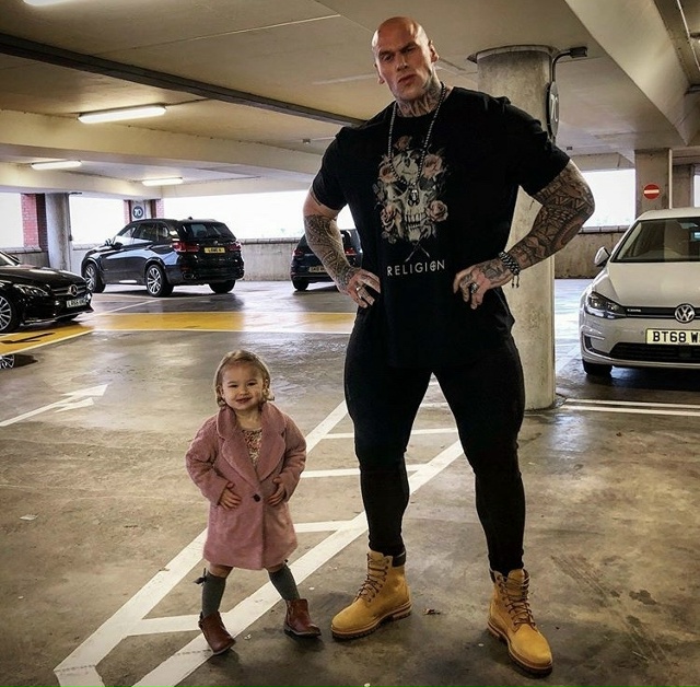 Когда батя гора мышц.
Мартин Форд: Рост — 207 см, Вес — 150 ...