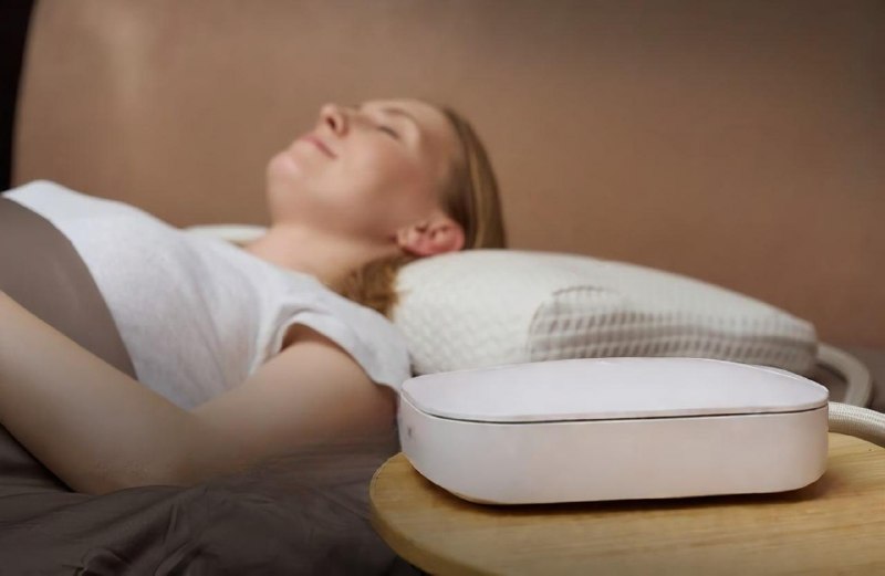 Японцы выпустили умную подушку Mirakuru Pillow, которая всю ночь сама двигает голову, чтобы утром ше