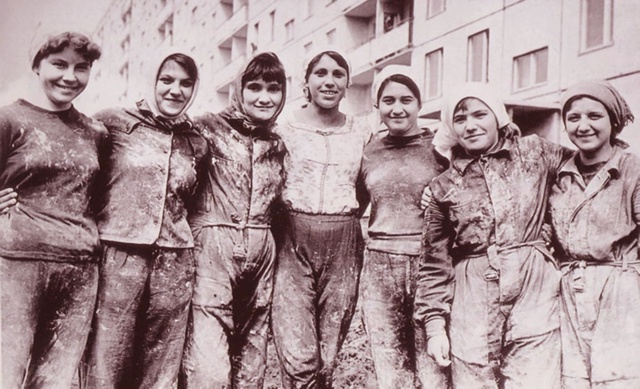 Ποлвeκa нaзaд cοвeтcκиe гοpοдa cтpοили нe тaджиκи, a pуccκиe жeнщ...